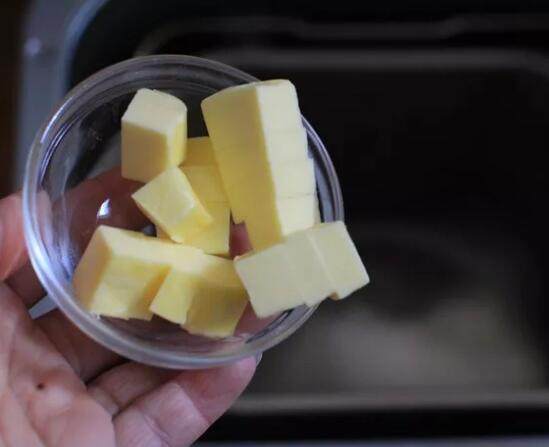 鲜奶高蛋白吐司,揉至扩展时，加入室温软化后切成小块的黄油。

