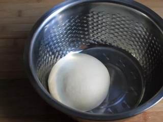 鲜奶高蛋白吐司,将面团取出，盖上保鲜膜，进行第一次发酵。