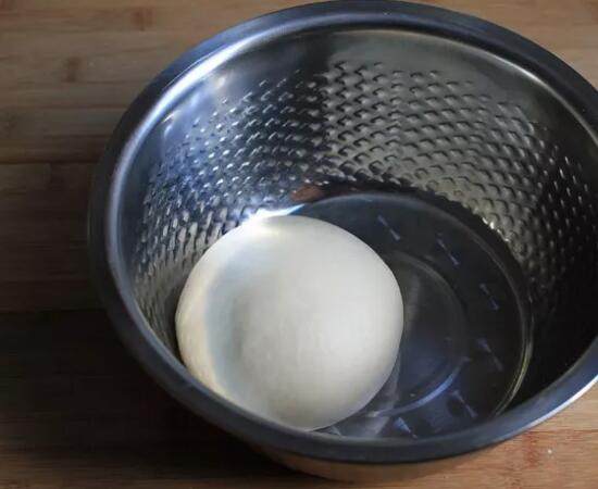 鲜奶高蛋白吐司,将面团取出，盖上保鲜膜，进行第一次发酵。