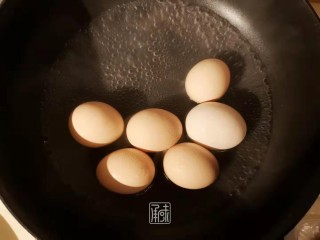 点开这条推送的你一定赚到，日式糖心温泉蛋,少量水没过鸡蛋的一半即可。水开后放入鸡蛋。盖上盖子煮6~7分钟。