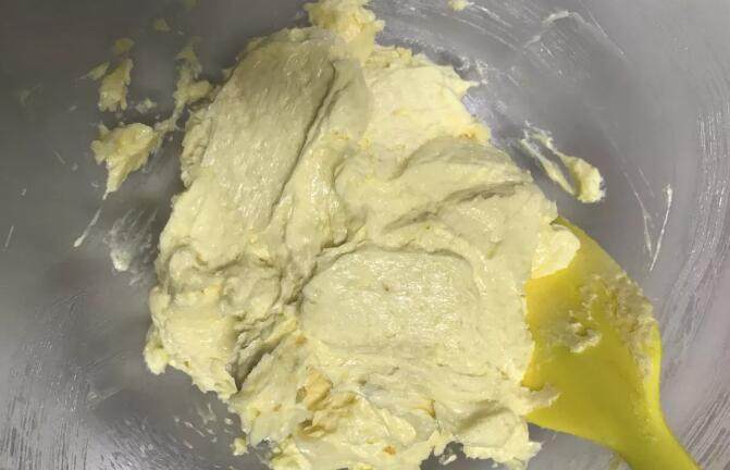 麻薯曲奇,直到全部蛋液加入打发好的黄油状态