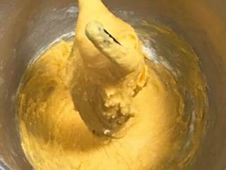 南瓜豆沙味喜饼,厨师机揉面10分钟，检查面团硬湿度，太湿可以加面粉。