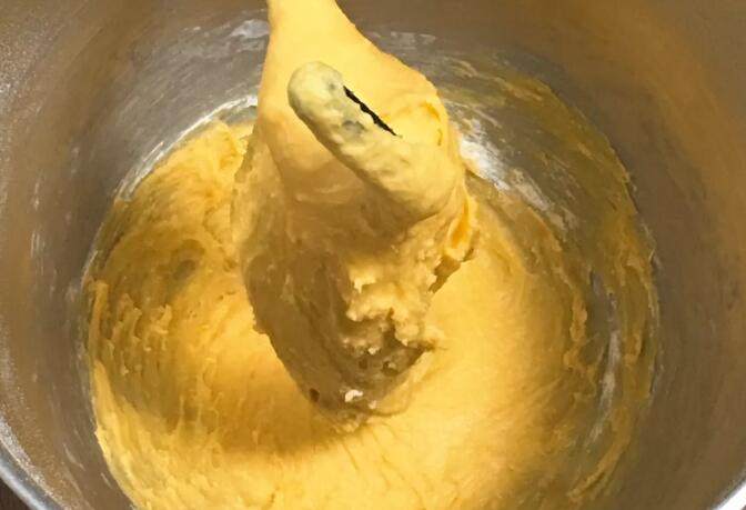 南瓜豆沙味喜饼,厨师机揉面10分钟，检查面团硬湿度，太湿可以加面粉。