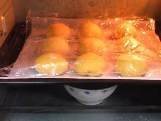 南瓜豆沙味喜饼,送入烤箱两次发酵，方法同上也是60分钟。