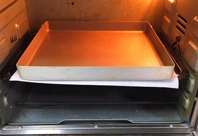 南瓜豆沙味喜饼,烤箱预热至175度，烤盘送入烤箱中层烤制6分钟定型。