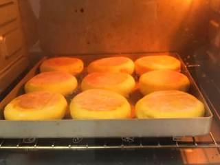 南瓜豆沙味喜饼,烤完拿出，将饼翻个身再移至金盘，放入底层烤制12分钟。