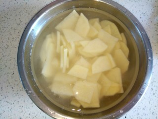 麻辣土豆片,用清水泡一会儿，洗去淀粉，捞出，控干水份