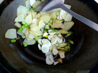 麻辣土豆片,土豆片变透明，芹菜丁变绿，铲到一边，爆香葱姜蒜，翻炒均匀