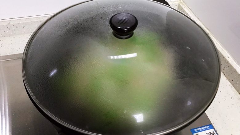 洋葱线椒炒鸭蛋,盖上锅盖，转中小火焖煮2分钟