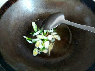 白菜烧干豆腐, 锅中放入适量植物油，爆香葱姜蒜