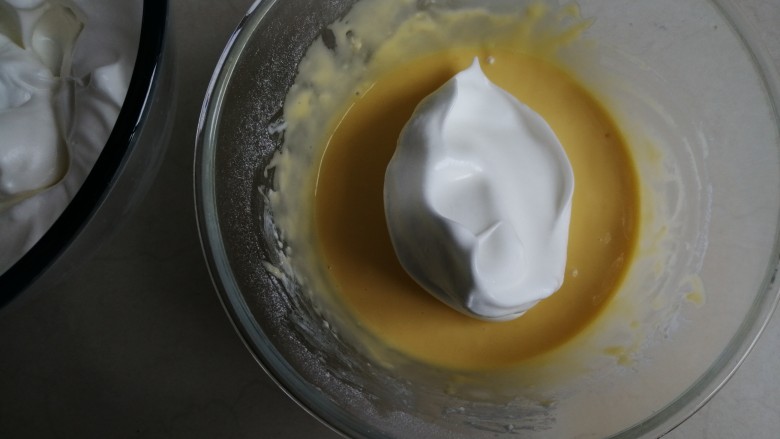 香葱肉松蛋糕,取1/3打发好的蛋白霜到蛋黄糊里，用刮刀从底部向上翻拌并切拌均匀