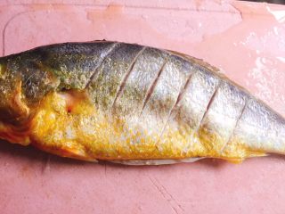 茄汁黄花鱼,在鱼身两面切几刀入味