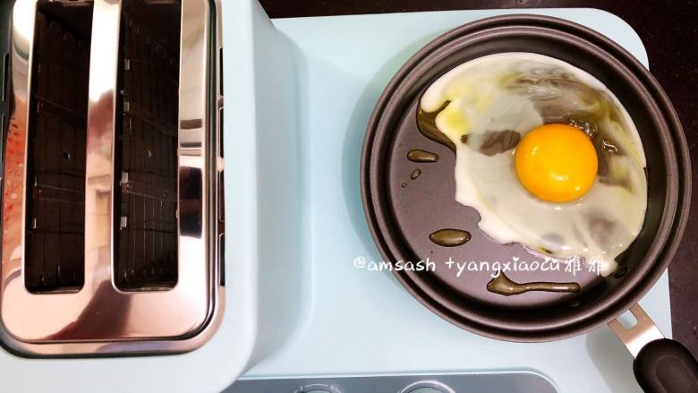 鸡蛋面,把加热档调到最大，小平底锅中加入适量的食用油，然后磕入鸡蛋，把鸡蛋煎好
