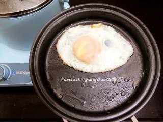 鸡蛋面,煎好的鸡蛋连带平底锅一起拿开