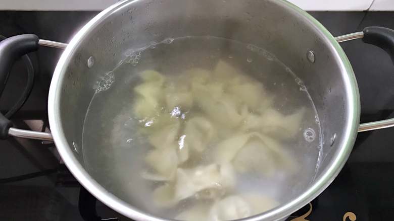 荠菜馄饨,锅中倒入适量水，煮开后放入包好的馄饨，记得要用锅铲推动馄饨，不要让它粘在锅底。