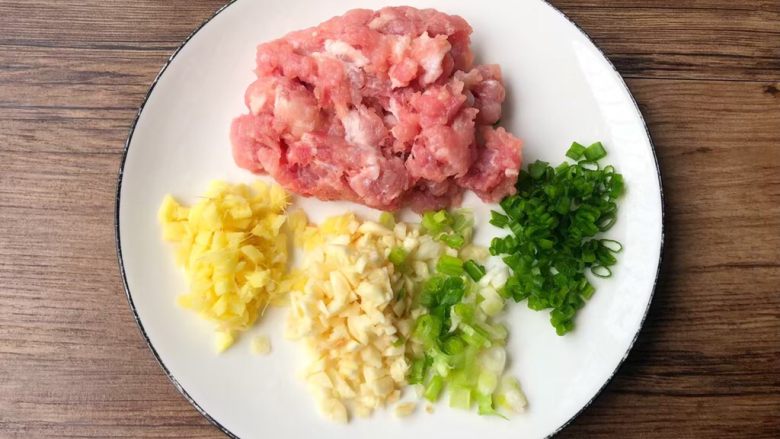 麻婆豆腐,把瘦肉清洗干净炖成肉末，生姜和蒜头去皮清洗干净切末，葱清洗干净切成葱花。