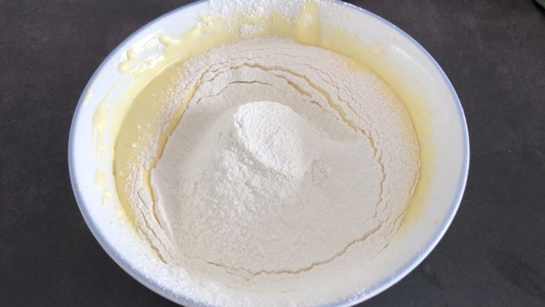 蛋黄饼干,面粉100g过筛到碗里。