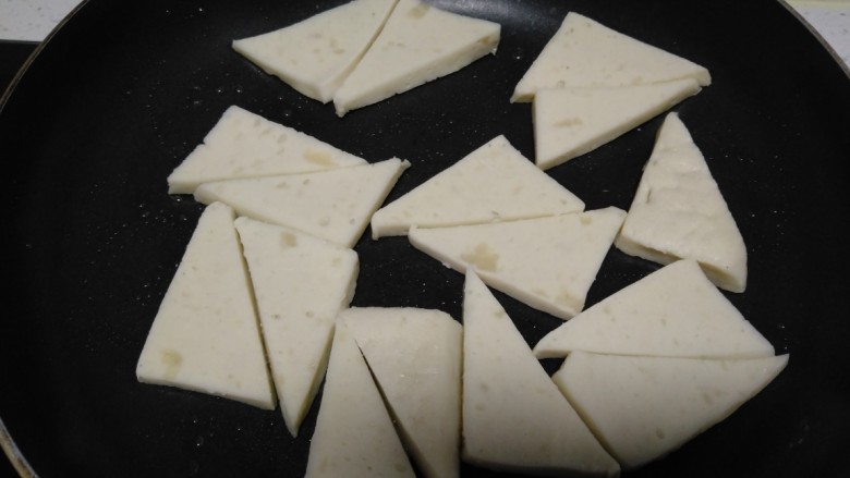 蒜苗炒千叶豆腐,锅中放入适量油，放入千页豆腐。