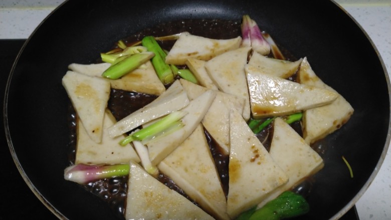 蒜苗炒千叶豆腐,加入拌好的甜面酱汁。
