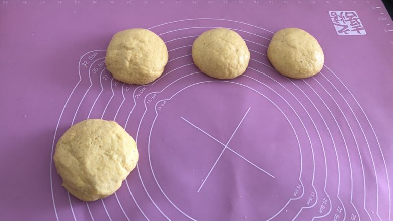 香甜松软玉米饼,均匀的分成四等分备用。