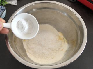 香甜松软玉米饼,泡打粉2.5g，全部搅拌混合
