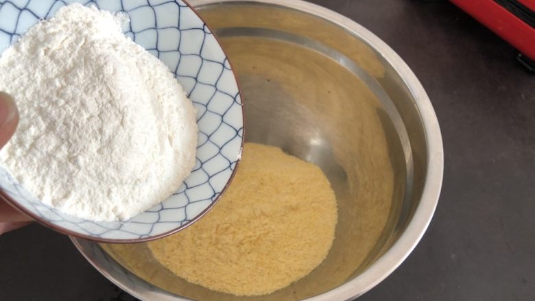 香甜松软玉米饼,首先把玉米面，普通面粉放入盆里
