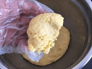 香甜松软玉米饼, 醒发好的面团是这样的，比较湿软，但是不易粘手的.