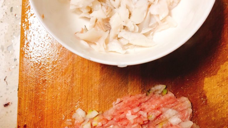 妈妈牌手工馄炖,把蒸好的鲈鱼肉挑出20g，把猪肉和大葱一起剁馅！