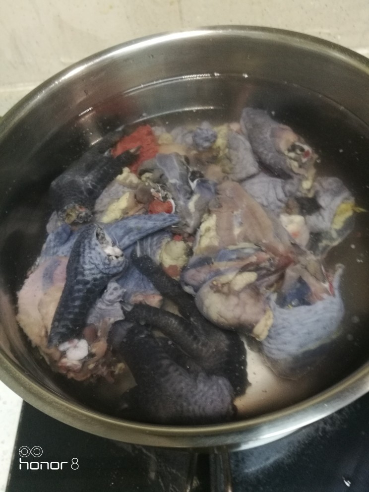 菜谱#乌骨鸡四物汤#[创建于2/3~2019],起锅注水，倒入乌骨鸡，开火，中火烧止小开。