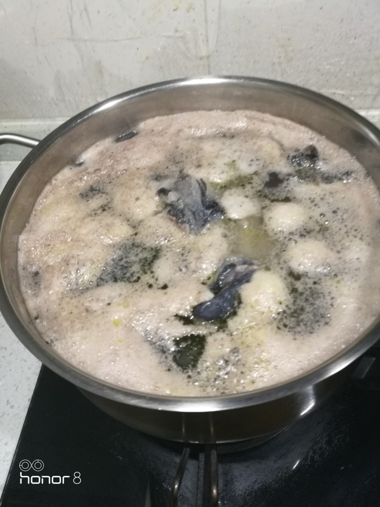 菜谱#乌骨鸡四物汤#[创建于2/3~2019],撒去汤锅中的浮沫，撒到干净为止。