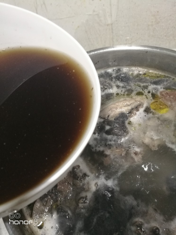 菜谱#乌骨鸡四物汤#[创建于2/3~2019],倒入漫泡的中药材水。