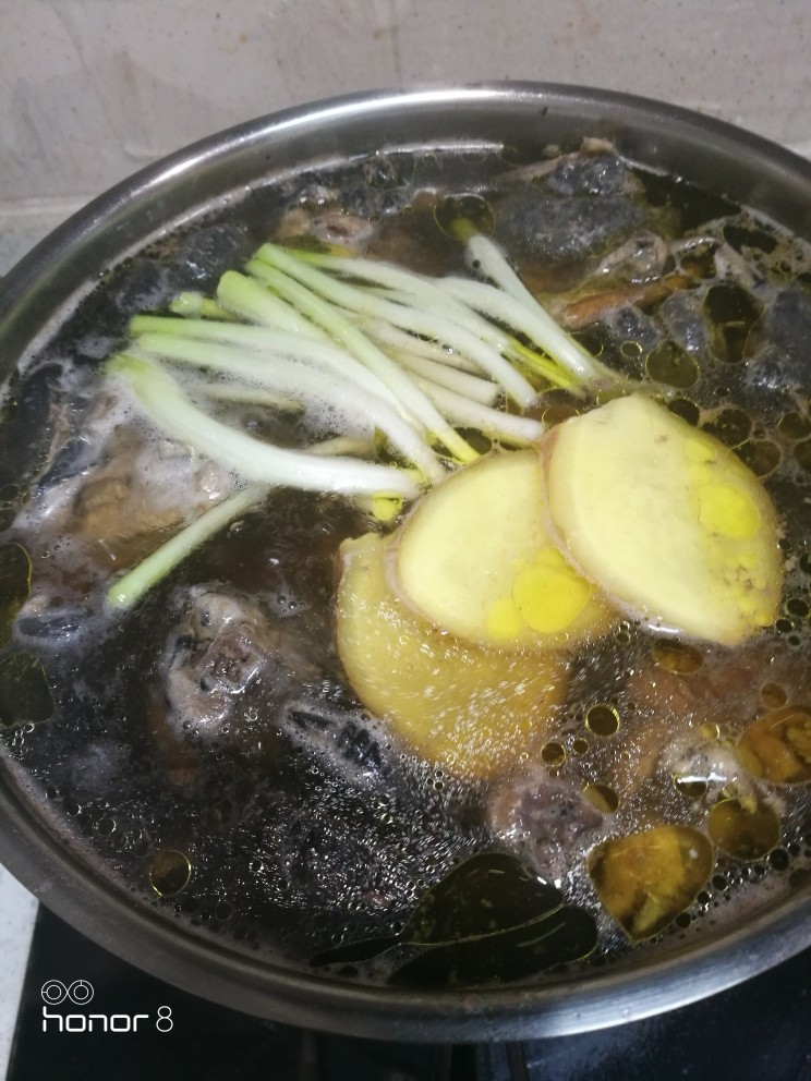 菜谱#乌骨鸡四物汤#[创建于2/3~2019],再放入葱姜。用小火炖制1个半小时。