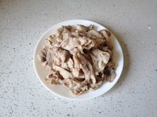 简单快手的萝卜羊肉汤,不要焯太久，羊肉变色就捞起。