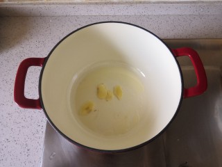 简单快手的萝卜羊肉汤,锅里倒入食用油，放入姜片煸香。
