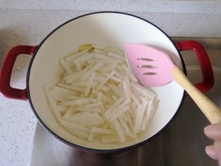 简单快手的萝卜羊肉汤,倒入白萝卜翻炒。