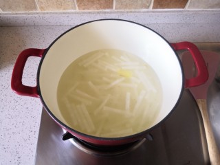 简单快手的萝卜羊肉汤,倒入适量的清水。