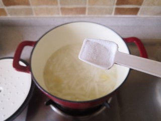 简单快手的萝卜羊肉汤,煮好后开盖加入食用盐。