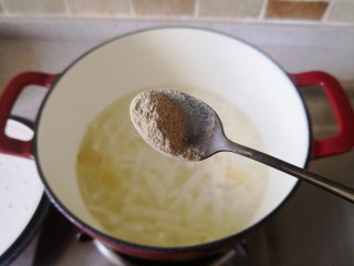 简单快手的萝卜羊肉汤,加入白胡椒粉。