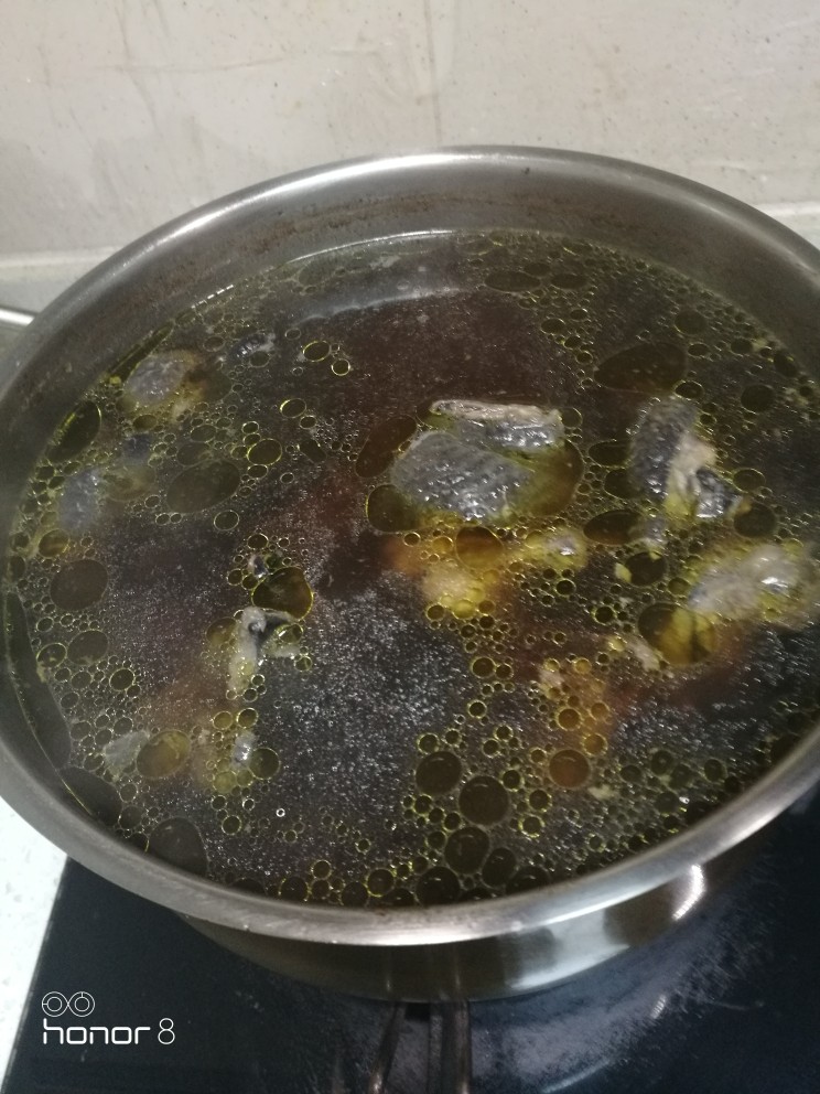 菜谱#乌骨鸡四物汤#[创建于2/3~2019],炖制成熟的汤汁。