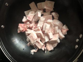 熬猪油,放入锅中。