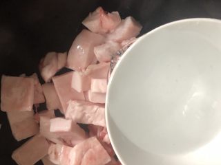 熬猪油,加小半碗清水。(据说加了清水可以让猪油更白更香，我没有具体查证过。)