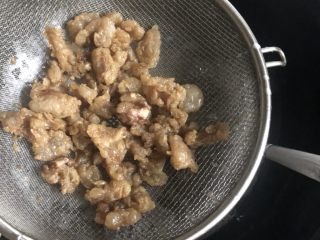 熬猪油,用筛子把猪油渣捞出，捞出的猪油渣可以炒青菜或者白菜，很好吃。