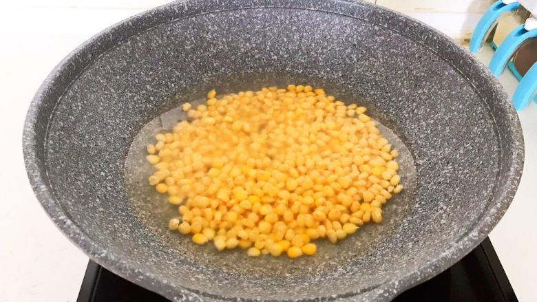 枣香玉米烙,把甜糯玉米粒放入锅里煮15分钟
