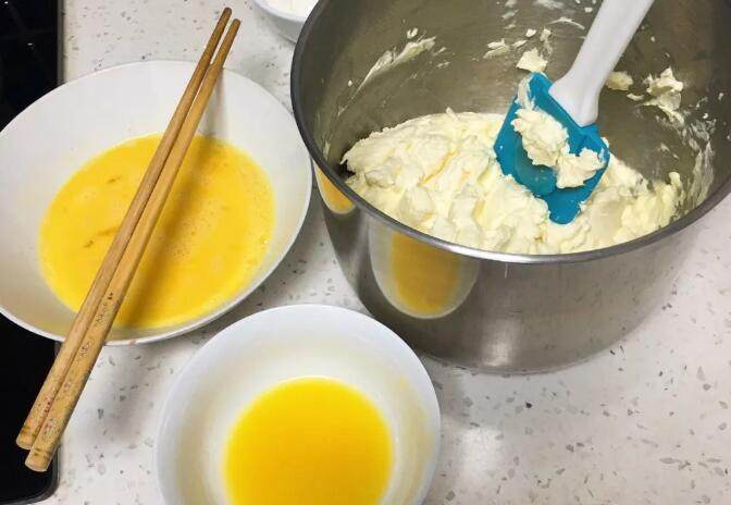 云石重芝士蛋糕,鸡蛋打散，黄油加热至液体。