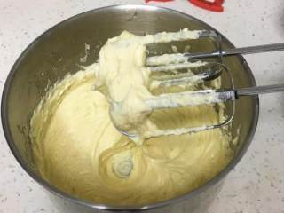 云石重芝士蛋糕,用打蛋器搅拌均匀。