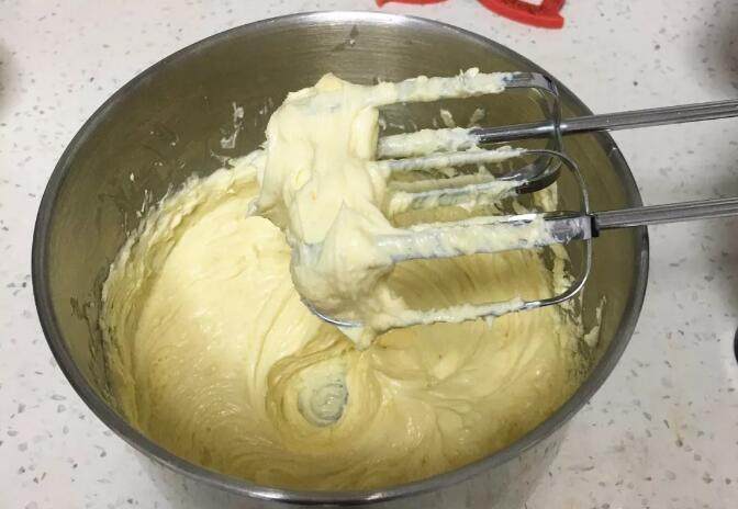 云石重芝士蛋糕,用打蛋器搅拌均匀。