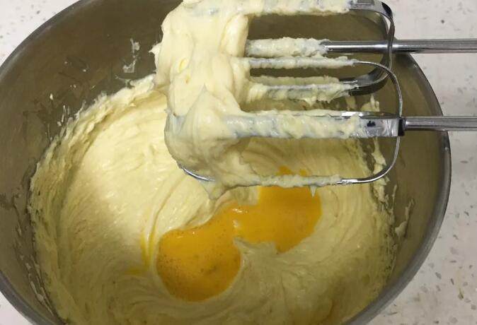 云石重芝士蛋糕,鸡蛋液分三次加入。