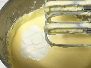 云石重芝士蛋糕,加入酸奶继续搅拌均匀。