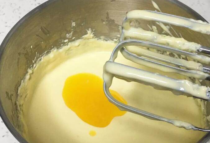 云石重芝士蛋糕,再加入黄油液，继续搅拌均匀。