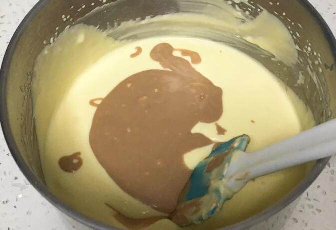 云石重芝士蛋糕,再将巧克力液倒入芝士糊中，拌几下即可，形成云石状态。